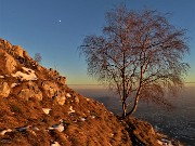 06 Mentre il sole si abbassa all'orizzonte, la luna si alza in cielo